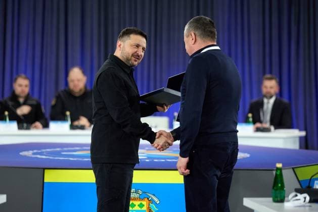 Ukrainian President Volodymyr Zelenskyy makes a working visit to the Zakarpattia region of western Ukraine, Ukrainian President Volodymyr Zelenskyy makes a working visit to the Zakarpattia region of western Ukraine, where he reviews the security and service situation in the region and discusses infrastructure support and war-related efforts, April 9, 2026. Photo by PRESIDENT OF UKRAINE apaimages Ukraine Ukraine Ukraine 090426_Ukraine_UPO_00(1).jpeg Copyright: xapaimagesxPRESIDENTxOFxUKRAINEx xapaimagesx