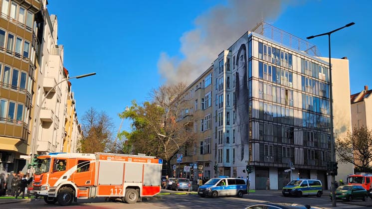 Berlin,09.04.2026,Dachstuhlbrand Mommsenstraße Ecke Waitzstraße.Die Berliner Feuerwehr ist vor Ort. *** Berlin,09 04 2026,Roof truss fire Mommsenstraße corner Waitzstraße The Berlin fire department is on site
