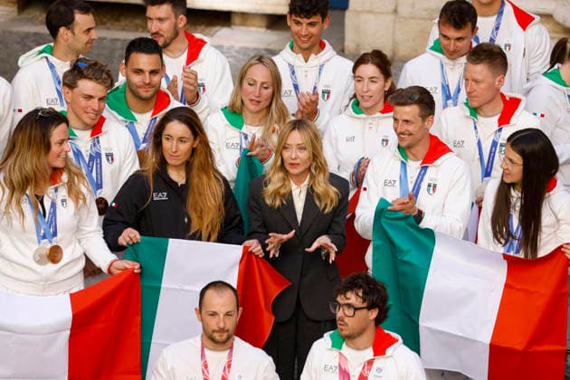 April 9, 2026, Roma, ITALIA: Italian Prime Minister Giorgia Meloni (C) during the meeting with a delegation of Olympic and Paralympic athletes from Milan-Cortina, Palazzo Chigi, in Rome, Italy, 9 April 2026. ANSA FABIO FRUSTACI Roma ITALIA  - ZUMAa110 20260409_zaf_a110_020 Copyright: xFabioxFrustacix