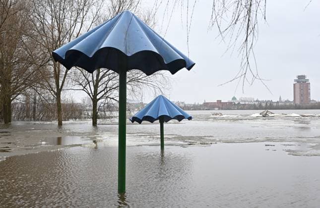 Russia Floods 9140474 09.04.2026 A view shows flooded areas in Yoshkar-Ola, the Republic of Mari El, Russia. Maksim Bogodvid Sputnik Ioshkar-Ola Republic of Mari El Russia  Copyright: xMaksimxBogodvidx