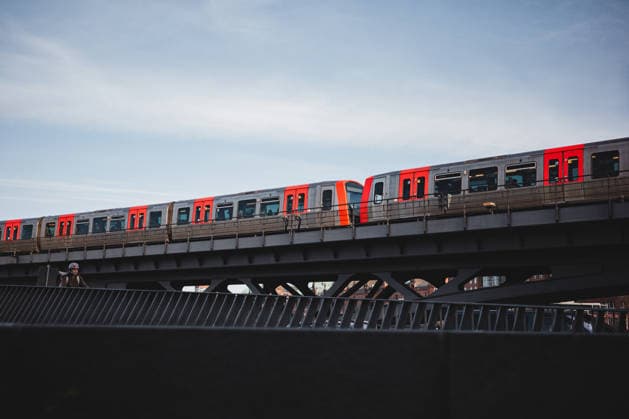 Deutschland, Hamburg U-Bahnlinie U3 auf der Elbbrücke, Hochbahnzug (DT5) im Linienbetrieb im Netz des Hamburger Verkehrsverbund (HVV), zentrale Achse zwischen Innenstadt und HafenCity. Kontext Mobilität: Hamburg-Takt als langfristige Strategie zum Ausbau des ÖPNV, nicht nur ein 5-Minuten-Takt-Ziel; umfasst Ausbau von U- und S-Bahnlinien, dichtere Taktung, optimierten Busverkehr, Integration des Deutschlandtickets sowie zukünftige Technologien wie autonomes Fahren; Anpassungen durch veränderte Nachfrage seit der Corona-Pandemie. Stadtentwicklung: steigende Fahrgastzahlen auf Vorkrisenniveau, wachsender Radverkehr, sinkender Autoverkehr, mehrere neue Schnellbahnlinien im Bau; Ziel bleibt die Stärkung des ÖPNV als Alternative Copyright: xStefanxTrochax