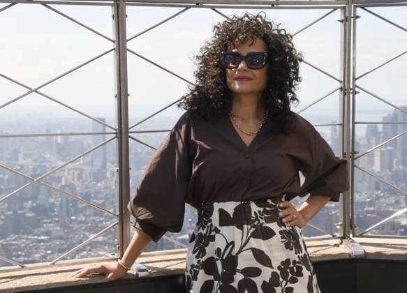 NEW YORK, NY APRIL 9 Judy Reyes visits the Empire State Building ahead of the Season Finale of Scrubs revival on ABC on April 9, 2026 in New York City New York City USA  - ZUMAa123 20260409_zaa_a123_014 Copyright: xJohnxFyckex