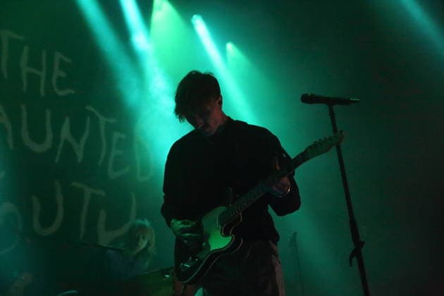 Joachim Liebens von der Band The Haunted Youth bei einem Konzert im Hole 44 in Berlin, 9. April 2026. The Haunted Youth Konzert Berlin
