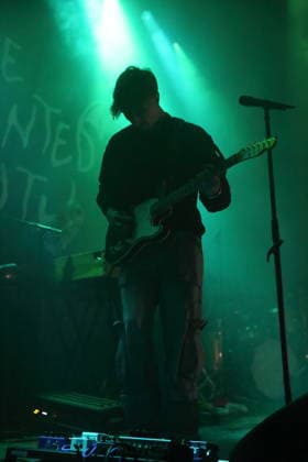 Joachim Liebens von der Band The Haunted Youth bei einem Konzert im Hole 44 in Berlin, 9. April 2026. The Haunted Youth Konzert Berlin