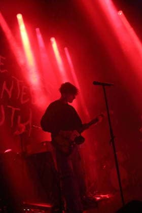Joachim Liebens von der Band The Haunted Youth bei einem Konzert im Hole 44 in Berlin, 9. April 2026. The Haunted Youth Konzert Berlin