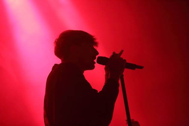 Joachim Liebens von der Band The Haunted Youth bei einem Konzert im Hole 44 in Berlin, 9. April 2026. The Haunted Youth Konzert Berlin