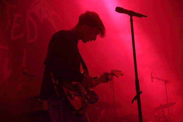 Joachim Liebens von der Band The Haunted Youth bei einem Konzert im Hole 44 in Berlin, 9. April 2026. The Haunted Youth Konzert Berlin