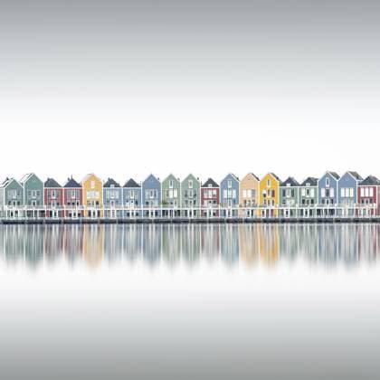 Eine Reihe farbenfroher moderner und bunter Häuser am Wasser in einem familienfreundlichen Vorstadtviertel in Houten in den Niederlanden am Morgen A series of colorful modern and colorful waterfront houses in a family-friendly suburban neighborhood in Houten in the Netherlands in the morning Copyright: imageBROKER FotoatelierxBerlin iblbdh17301357.jpg