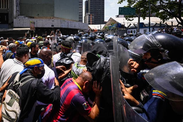 Public sector workers clash with the Bolivarian National Police in Caracas CARACAS, VENEZUELA - APRIL 9: Public sector workers clash with the Bolivarian National Police during a protest demanding better wages and working conditions in Caracas, Venezuela, April 9, 2026. Maxwell Briceno Anadolu Caracas Venezuela. Editorial use only. Please get in touch for any other usage.  Copyright: x2026xAnadoluxMaxwellxBricenox