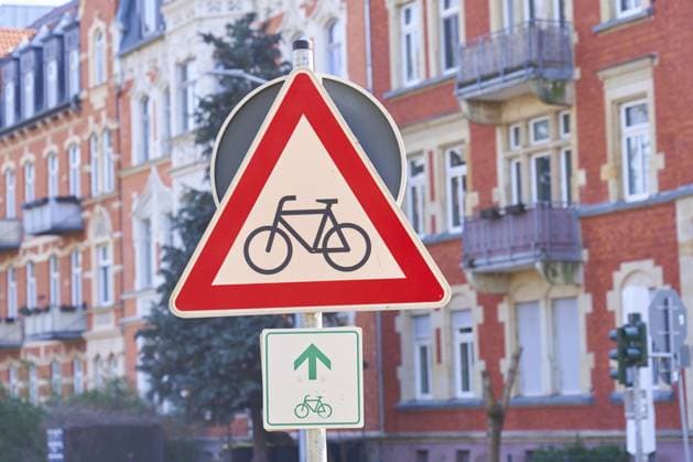 Fahrradweg, Verkehrsschild, Achtung Fahrradfahrer, Verkehrszeichen 138 Radfahrer, Radverkehr, vor Altbau in Erfurt, Thüringen, Deutschland, Ein Verkehrsschild weist auf einen Fahrradweg in einem städtischen Wohngebiet hin Bicycle path, traffic sign, attention cyclists, road sign 138 cyclists, bicycle traffic, in front of old building in Erfurt, Thuringia, Germany, A traffic sign indicates a bicycle path in an urban residential area Copyright: imageBROKER streetxnews iblbee17267673.jpg