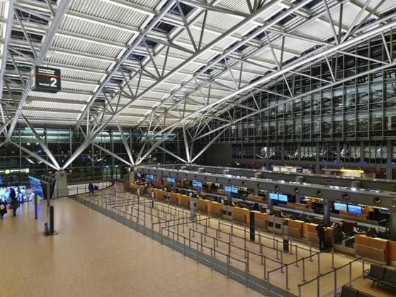 Hamburg, Deutschland 28. Februar 2025: Der leere Check in Bereich am Hamburger Flughafen zeigt seine moderne Architektur und die Dachkonstruktion aus Stahl Hamburg, Germany - 28. February 2025: Empty check-in area at Hamburg Airport showing its modern architecture and steel roof structure Copyright: imageBROKER MichaelxPiepgras ibliqx17179877.jpg