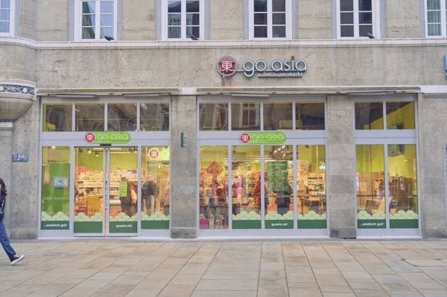 Moderne Glasfront eines asiatischen Supermarkts namens go asia, in Innenstadt von Erfurt, Thüringen, Deutschland Modern glass front of an Asian supermarket called go asia, in downtown Erfurt, Thuringia, Germany Copyright: imageBROKER streetxnews iblbee17297750.jpg
