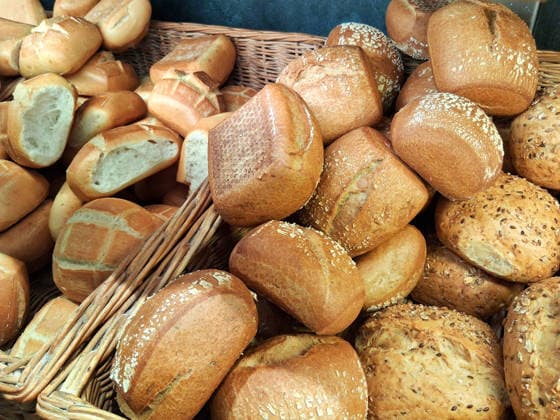 Broetchen und Backwaren in einer Baeckerei-Auslage Backwaren in einer Baeckerei Theke *** Bread and baked goods in a bakery Display of baked goods in a bakery Counter