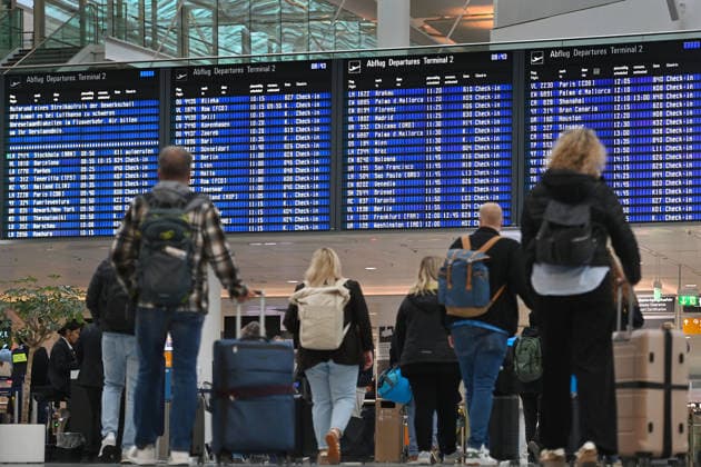 Abflugtafel mit Hinweis auf den Streik des Lufthansa Kabinenpersonals.,Abflug,Departures am Terminal 2 Tarifkonflikt der Gewerkschaft UFO am Flughafen Franz Josef Strauss in Muenchen Oberding, Kabinenpersonal der Lufthansa streikt Freitag, 10.04.2026 *** Departures board with reference to the Lufthansa cabin crew strike ,Departures,Departures at Terminal 2 collective bargaining dispute of the UFO union at Franz Josef Strauss Airport in Munich Oberding, Lufthansa cabin crew on strike Friday, 10 04 2026