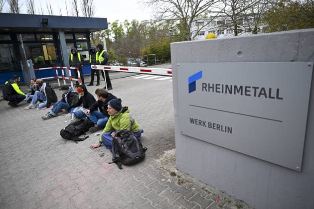 News Bilder des Tages Rheinmetall protested in Berlin over arms supplies to Israel BERLIN, GERMANY - APRIL 10: Seven activists from the pro-Palestinian group Peacefully Against Genocide stage a sit-in at the entrance of the Rheinmetall premises in the Wedding district, gluing their hands to the ground as they protest the company over allegations of supplying weapons to Israel, in Berlin, Germany on April 10, 2026. Police removed the protesters by detaching their hands and took them into custody. Halil Sagirkaya Anadolu Berlin Germany. Editorial use only. Please get in touch for any other usage.  Copyright: x2026xAnadoluxHalilxSagirkayax