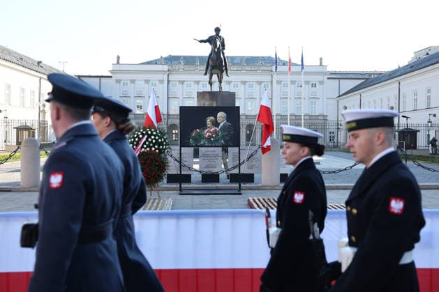 News Bilder des Tages 16th Smolensk plane crash anniversary in Warsaw WARSAW, POLAND - APRIL 10: Soldiers walk ahead of the ceremony to mark 16th Smolensk plane crash anniversary, near the Presidential Palace in Warsaw, Poland on April 10, 2026. 96 people with Polish President Lech Kaczynski and First Lady Maria Kaczynska among other died in the air disaster in Smolensk, Russia in 2010. Jakub Porzycki Anadolu Warsaw Poland. Editorial use only. Please get in touch for any other usage.  Copyright: x2026xAnadoluxJakubxPorzyckix