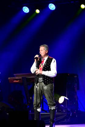 Norbert Rier von den Kastelruther Spatzen live bei einem Konzert der Friedensadler˜-Tour im Messe- und Veranstaltungspark. Löbau, 09.04.2026