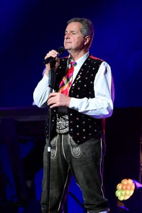 Norbert Rier von den Kastelruther Spatzen live bei einem Konzert der Friedensadler˜-Tour im Messe- und Veranstaltungspark. Löbau, 09.04.2026