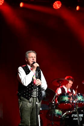 Norbert Rier von den Kastelruther Spatzen live bei einem Konzert der Friedensadler˜-Tour im Messe- und Veranstaltungspark. Löbau, 09.04.2026