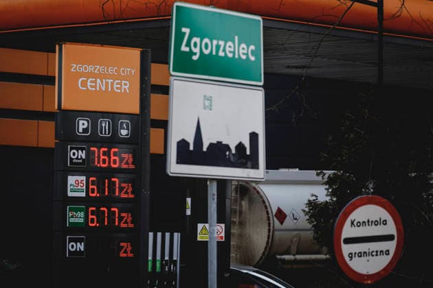 News Bilder des Tages Preistafel in Zloty direkt an der deutsch-polnischen Grenze, aufgenommen in Zgorzelec, 10.04.2026. Aufgrund der politischen Situation im Nahen Osten sind die Benzinpreise in den letzten Wochen vor allem in Deutschland explodiert. Der Tanktourismus steigt in der Grenzregion aufgrund des Benzinpreisdeckels in Polen Zgorzelec Polen *** Price board in zloty directly on the German-Polish border, taken in Zgorzelec, 10 04 2026 Due to the political situation in the Middle East, petrol prices have exploded in recent weeks, especially in Germany Fuel tourism is increasing in the border region due to the petrol price cap in Poland Zgorzelec Poland Copyright: xFlorianxGaertnerx