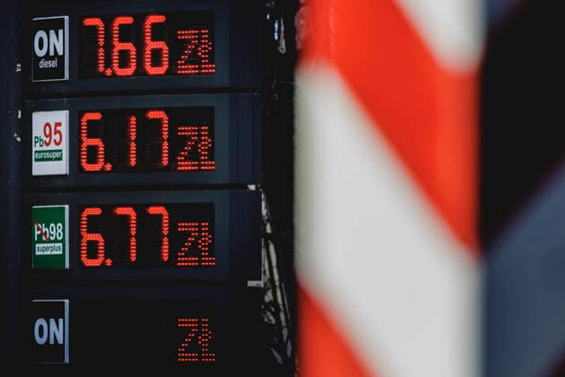 Preistafel in Zloty direkt an der deutsch-polnischen Grenze, aufgenommen in Zgorzelec, 10.04.2026. Aufgrund der politischen Situation im Nahen Osten sind die Benzinpreise in den letzten Wochen vor allem in Deutschland explodiert. Der Tanktourismus steigt in der Grenzregion aufgrund des Benzinpreisdeckels in Polen Zgorzelec Polen *** Price board in zloty directly on the German-Polish border, taken in Zgorzelec, 10 04 2026 Due to the political situation in the Middle East, petrol prices have exploded in recent weeks, especially in Germany Fuel tourism is increasing in the border region due to the petrol price cap in Poland Zgorzelec Poland Copyright: xFlorianxGaertnerx
