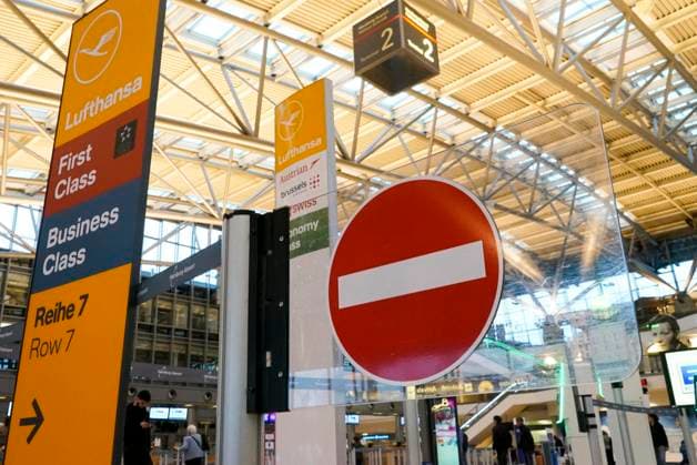 CNTV LUFTHANSA- Warnstreik beim Lufthansa Kabinen Personal gesperte Zugaenge Warnstreik beim Lufthansa Kabinen Personal Airline im Flughafenterminal Abfertigungsgebaeude Abfertigungshalle des Helmut Schmidt Airport am Donnerstag 10.04.2026 in Hamburg Hamburg Deutschland *** CNTV LUFTHANSA warning strike at Lufthansa cabin crew delayed trains warning strike at Lufthansa cabin crew airline in the airport terminal handling building handling hall of Helmut Schmidt Airport on Thursday 10 04 2026 in Hamburg Hamburg Germany