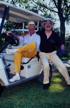 Hutträger und Golfspieler: Showmaster Rudi Carrell mit Sänger Werner Böhm, beide sitzen in einem Golfcar, aka Golfcaddy, circa 1996. Copyright: HartwigxValdmanis Nur redaktionelle Nutzung. Editorial usage only. VAL_7205005171