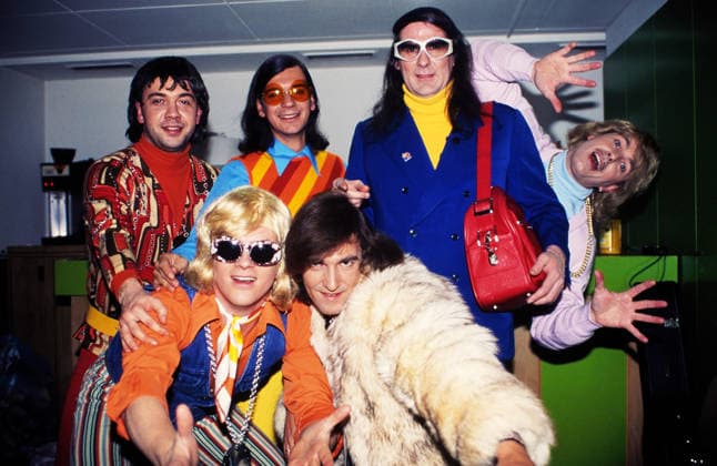 Schlagersänger Guildo Horn (mit weisser Brille und blauer Jacke) und die Musiker der Orthopädischen Strümpfe Band, das Bild entstand circa 1995. Copyright: HartwigxValdmanis Nur redaktionelle Nutzung. Editorial usage only. VAL_7205005318