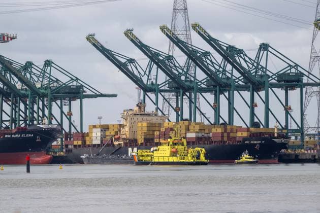 News Bilder des Tages A Dutch coast guard ship is seen on site as maritime traffic is on hold in the port of Antwerp after an accidental oil spill on Thursday evening during a refueling operation of a ship at the Deurganck Basin which is one of the main terminal in the left part of the river Schelt (Schelde - Escaut), Friday 10 April 2026. Cleanup operations are underway.  JONASxROOSENS 170383654