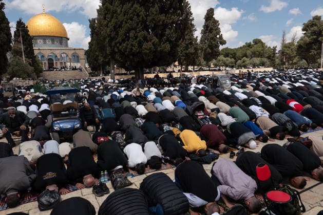 News Bilder des Tages Palestinians flock to Al-Aqsa for first Friday prayers in five weeks despite Israeli restrictions JERUSALEM - APRIL 10: Palestinians flock to Al-Aqsa Mosque for the first Friday prayer in five weeks in Jerusalem on April 10, 2026. The mosque had been closed to worship, with Israel citing the war with Iran as a reason. Mostafa Alkharouf Anadolu Jerusalem Israel. Editorial use only. Please get in touch for any other usage.  Copyright: x2026xAnadoluxMostafaxAlkharoufx