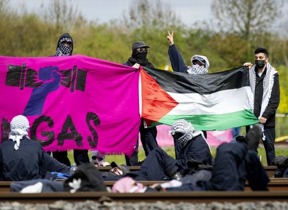 News Bilder des Tages ELST - Activists from Geef Tegengas are blocking the Betuwe Route. Freight trains run on this stretch of track. The action group is protesting against, among other things, human rights violations worldwide and the climate crisis. SEM VAN DER WAL ANP netherlands out - belgium out  Copyright: xx x555435358x originalFilename: 555435358.jpg