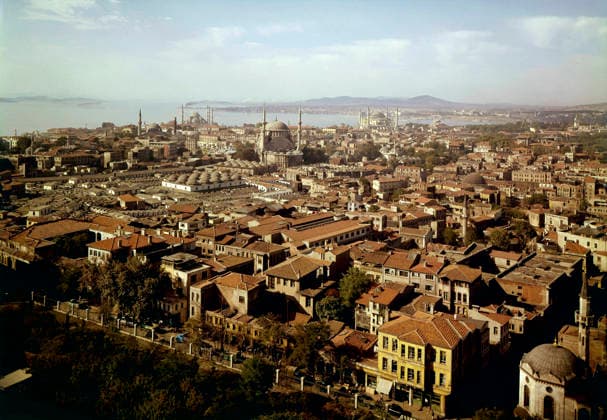Türkei Reise 1960er auf Farb-Dia Türkei Reise, 1960, Historische Panoramaaufnahme von Istanbul mit dem Großen Basar, der Süleymaniye- und Blauen Moschee, Blick über das Goldene Horn bis zum Marmarameer. Großformat-Farbdia 13 x 18 cm Istanbul Türkei Copyright: KlausxRedenbacher RED_93020000005