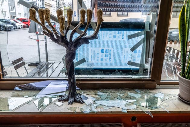 News Bilder des Tages Anschlag auf das jüdische Restaurant Eclipse, Spuren des Anschlags, Glasscherben neben dem Chanukka-Leuchter, München, 10. April 2026 Deutschland, München, 10. April 2026, Anschlag auf das jüdische Restaurant Eclipse in der Maxvorstadt, Spuren des Anschlags im Lokal, Glasscherben liegen neben dem Chanukka-Leuchter, der Anschlag war nachts um 0:45 passiert, Fensterscheiben gingen zu Bruch, Löcher sind abgeklebt, die das Restaurant wird laut Besitzer später am Nachmittag ganz normal öffnen, Polizei bewacht das Lokal in der Heßstraße, versuchter Brandanschlag, Täter bisher unbekannt, der Staatsschutz ermittelt, Antisemitismus, Politik, Bayern *** Attack on the Jewish restaurant Eclipse, traces of the attack, broken glass next to the