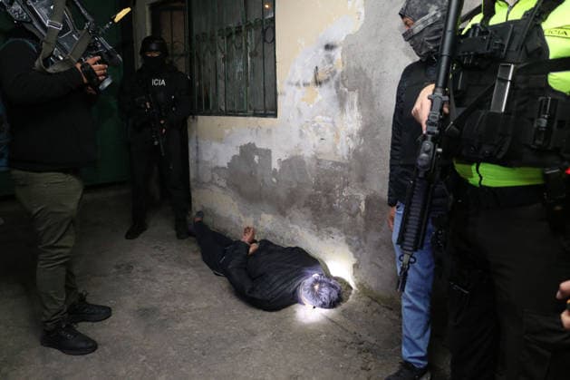 News Bilder des Tages RESULTS OPERATIVE APOLO 16 Quito, Friday April 10, 2026 National Police, carried out the operation called Apollo 16, in the sectors of ComitÃ del Pueblo, La Bota, Pomasqui more than 400 policemen and specialized groups of the GIR, Migration, PJ, arrested 36 national and foreign people, among the evidences were 5 stolen vehicles, explosives, firearms and substances subject to control, such as marijuana cooking in handicrafts, which were presented in the District La Delicia Police General Commander Pablo Davila Photos API Rolando Enriquez Quito Pichincha Ecuador CLJ RESULTADOSOPERATIVOAPOLO16 8c9590421b53e32471a759eade354318 Copyright: xROLANDO-ENRIQUEZx