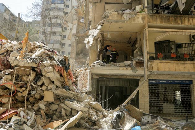 News Bilder des Tages April 10, 2026, Beirut, Beirut, Lebanon: Lebanese civil defense search for human body remains inside a building that was targeted in a Israeli air strike on Beirut sea front. Lebanon reeled after the deadliest day of the renewed war between Israel and pro-Hezbollah, with the death toll exceeding 300 people as more remains were pulled from rubble and bodies identified at hospitals. Meanwhile, Israel made the surprise announcement of authorizing direct talks with Lebanon, despite their lack of diplomatic ties. Israeli attacks continued. Beirut Lebanon - ZUMAn313 20260410_zip_n313_004 Copyright: xMarwanxNaamanix