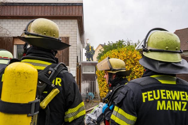 News Bilder des Tages Kellerbrand in Einfamilienhaus Person gerettet 39 Einsatzkräfte im Einsatz Gebäude nicht bewohnbar Am 10.04.2026 brach gegen 12:45 Uhr in einem Einfamilienhaus im Mainzer Stadtteil Finthen ein Kellerbrand aus. Die Feuerwehr Mainz rettete eine Person aus dem Gebäude die Notfallseelsorge betreute die betroffene Person vor Ort. Rund 39 Einsatzkräfte von Berufs- und Freiwilliger Feuerwehr bekämpften den Brand, der Dachbereich wurde zur Verhinderung einer Brandausbreitung geöffnet. Das Gebäude ist nach Einschätzung der Einsatzkräfte derzeit nicht bewohnbar Verletzte gab es nicht. Die Brandursache ist laut Feuerwehr Mainz unklar, die Nachlöscharbeiten dauern voraussichtlich noch mehrere Stunden an. Mainz Mainz-Finthe