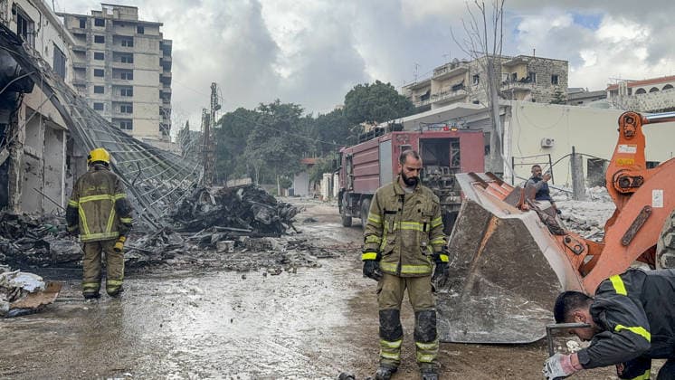News Bilder des Tages Israel s heavy attacks continue on Lebanon s Nabatieh NABATIEH, LEBANON - APRIL 10: Civil defense and firefighting teams carry out operations on a damaged building as 8 security personnel lost their lives in Israeli airstrikes on the government building in Nabatieh, Lebanon, on April 10, 2026. Ahmad Kaddoura Anadolu Nabatieh Lebanon. Editorial use only. Please get in touch for any other usage.  Copyright: x2026xAnadoluxAhmadxKaddourax