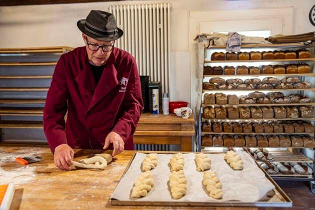Aumühle backt einmal im Monat ** NUR FÜR REDAKTIONELLE ZWECKE ** EDITORIAL USE ONLY **<p>Der Bäckermeister Rolf Ott arbeitet am 10.4.2026 in seiner Backstube in Moers. Die Brote und das Gebäck sind alle auf Bestellungen gebacken Foto : Arnulf Stoffel Funke Foto Services < p> Buntes Deutschland NRW Moers Copyright: ArnulfxStoffel *** Aumühle bakes once a month FOR EDITORIAL PURPOSES ONLY EDITORIAL USE ONLY p Master baker Rolf Ott works in his bakery in Moers on 10 4 2026 The breads and pastries are all baked to order Photo Arnulf Stoffel Funke Foto Services p Bunte Deutschland NRW Moers Copyright ArnulfxStoffel Copyright: ArnulfxStoffel doc85cxf9jv3m91i49dr10xd ,EDITORIAL USE ONLY