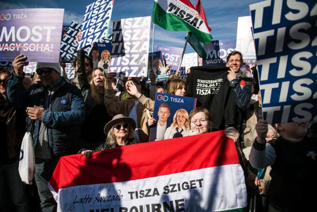 News Bilder des Tages April 10, 2026, Sulysap, Pest State, Hungary: Supporters of the Tisza party wave Hungarian flags and hold placards during Peter Magyar s election rally. Peter Magyar, the leader of Hungary™s opposition Tisza Party, held a high-energy election rally in the town of Sulysap as part of his extensive nationwide campaign tour. Speaking from a makeshift stage on a truck, Magyar addressed local residents and supporters, emphasizing his party™s commitment to transparency, European alignment, and a systemic overhaul of the country™s political landscape. The 2026 parliamentary election cycle is widely regarded as one of the most consequential in Hungary s recent history. Magyar, who rose to prominence by breaking ranks with the ruling elite, ha  - ZUMAs197 20260410_aaa_s197_044 Copyright: xAttilaxHusejnowx