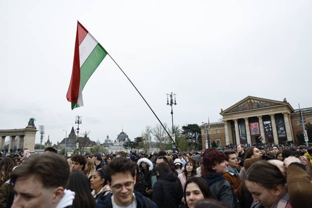 News Bilder des Tages Protest concert held in Budapest ahead of Hungary elections BUDAPEST, HUNGARY - APRIL 10: Thousands of people, including many musicians and bands, gather at Heroes’ Square to attend a protest concert ahead of the critical general elections scheduled for April 12 in Budapest, Hungary on April 12, 2026. Participants expressed their opposition to the government of Prime Minister Viktor Orban during the event. Arpad Kurucz Anadolu Budapest Hungary. Editorial use only. Please get in touch for any other usage.  Copyright: x2026xAnadoluxArpadxKuruczx