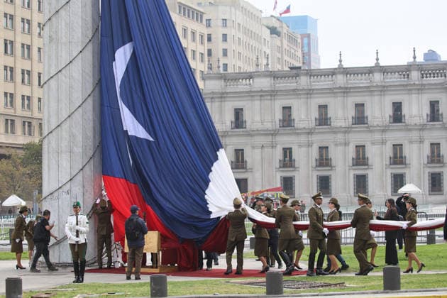 News Bilder des Tages Santiago, April 10, 2026 President of the Republic, JosÃ Antonio Kast, together with First Lady Maria Pia Adriasola, participates in the hoisting of the Great Bicentennial Flag by the Carabineros in the month of the institutional anniversary Diego Martin Aton Chile, Aton 1144745 jpeg  Copyright: DIEGOxMARTIN ATONxCHILE