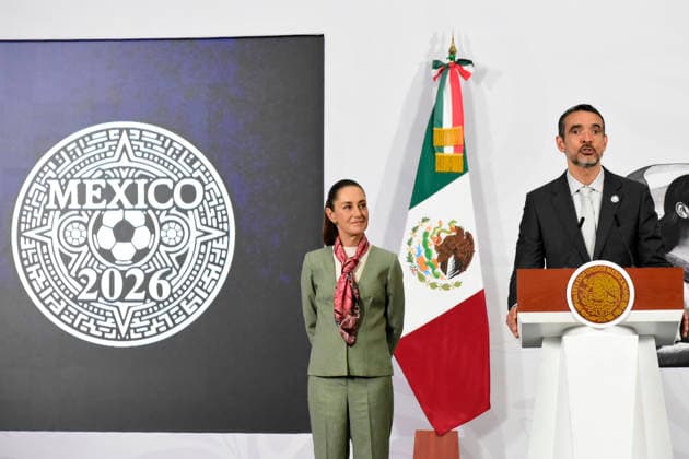 MexicoÃ¢â‚¬â ¢s President Claudia Sheinbaum Pardo is seen behind while Grupo Modelo President Daniel Cocenzo speaking during a news conference about the 500 free tickets for the winners of the Social World Cup, at the National Palace. on April 10, 2026 in Mexico City, Mexico. Mexico City Mexico - ZUMAe321 20260410_zia_e321_018 Copyright: xLuisxBarronx