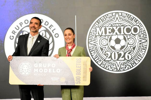 News Bilder des Tages MexicoÃ¢â‚¬â ¢s President Claudia Sheinbaum Pardo and Grupo Modelo President Daniel Cocenzo showing a cardboard big ticket during a news conference about the 500 free tickets for the winners of the Social World Cup, at the National Palace. on April 10, 2026 in Mexico City, Mexico. Mexico City Mexico - ZUMAe321 20260410_zia_e321_022 Copyright: xLuisxBarronx