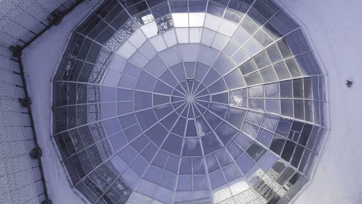 Creative Highlights World Luftaufnahme auf moderner Glaskuppel. Glaskuppelhintergrund. Glasdach im Gebäude. Blick von oben auf die moderne radiale Glaskuppel eines modernen Gebäudes Aerial view on Modern glass building dome. glass dome background. glass roof in building. Top view on Modern radial glass dome of a modern building Copyright: imageBROKER MziyaxKashakhi ibxiqx17181961.jpg