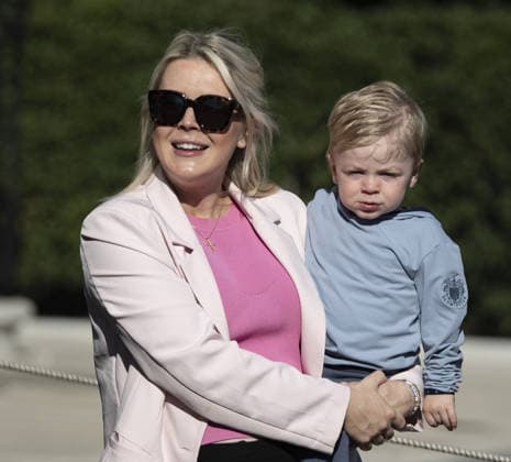 Trump departs from White House to Charlottesville WASHINGTON, UNITED STATES - APRIL 10: White House press secretary Karoline Leavitt (L) and her son Niko Riccio (R) are seen during the departure of US President Donald Trump (not seen) and his son Eric Trump (not seen) to Charlottesville, Virginia on April 10, 2026, in Washington DC. Celal Gunes Anadolu Washington DC United States. Editorial use only. Please get in touch for any other usage.  Copyright: x2026xAnadoluxCelalxGunesx