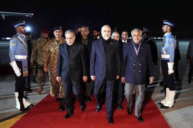 News Bilder des Tages (260411) -- ISLAMABAD, April 11, 2026 -- A high-level Iranian delegation led by Parliament Speaker Mohammad Baqer Qalibaf (C) arrives in Islamabad of Pakistan to participate in the upcoming talks with the United States, on the early morning of April 11, 2026. PAKISTAN-ISLAMABAD-IRAN-DELEGATION-ARRIVAL WangxShen 
