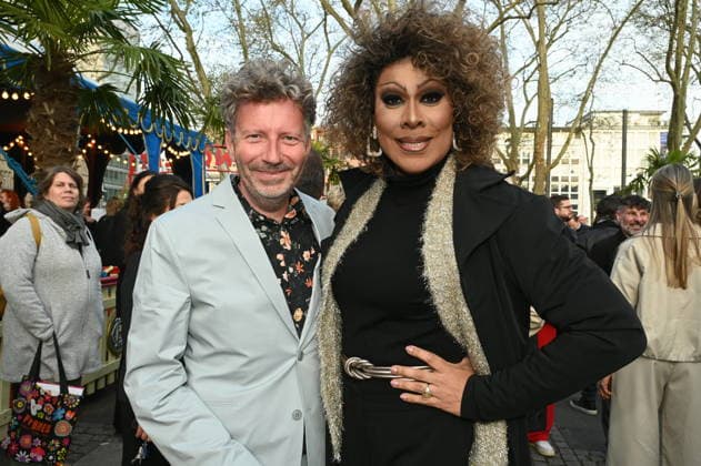 Moderator Thorsten Schorn und Drag Queen Catherrine Leclery kommt zur Kölner Premiere des Circus Roncalli