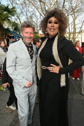Moderator Thorsten Schorn und Drag Queen Catherrine Leclery kommt zur Kölner Premiere des Circus Roncalli