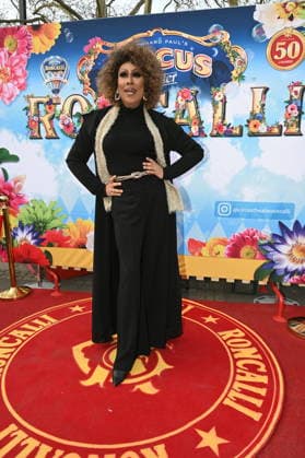 Drag Queen Catherrine Leclery kommt zur Kölner Premiere des Circus Roncalli