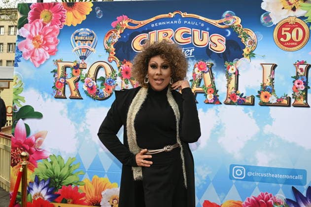 Drag Queen Catherrine Leclery kommt zur Kölner Premiere des Circus Roncalli